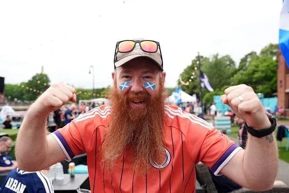 Afanático con barba y camiseta animando en un evento Afanático con barba y camiseta animando en un evento