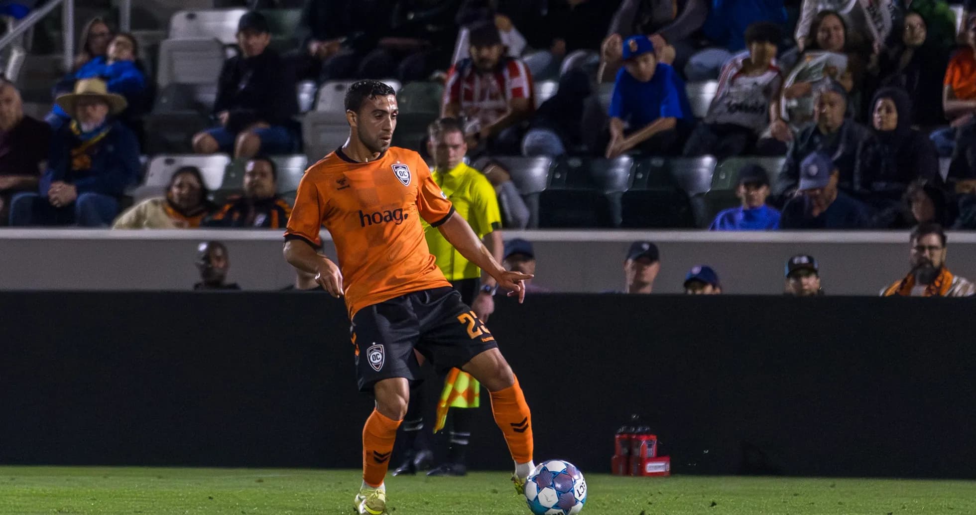 Jugador de Orange County SC con el balón Jugador de Orange County SC con el balón