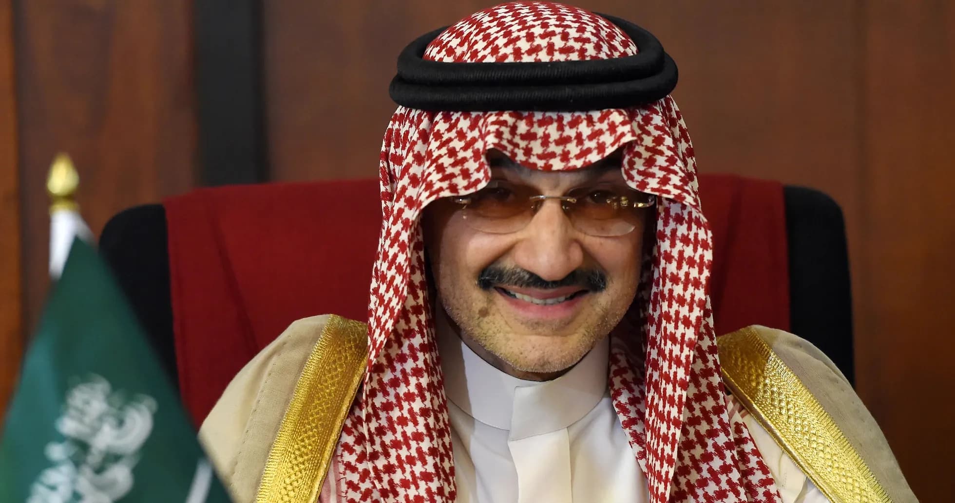 Hombre con atuendo tradicional saudí sonriendo en reunión Hombre con atuendo tradicional saudí sonriendo en reunión