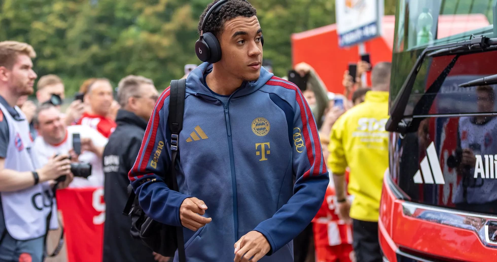 Jugador de Bayern Múnich llegando al autobús Jugador de Bayern Múnich llegando al autobús