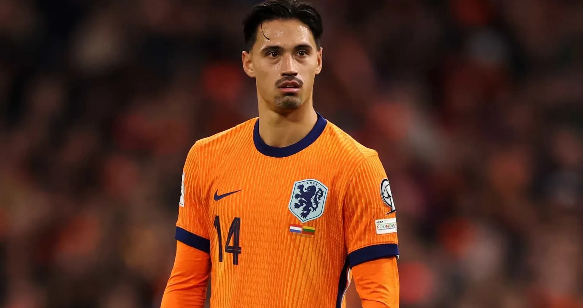 Jugador de la selección de Países Bajos en acción Jugador de la selección de Países Bajos en acción