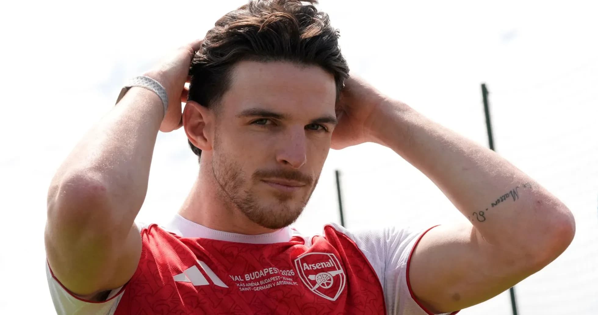 Jugador con camiseta del Arsenal ajustándose el cabello Jugador con camiseta del Arsenal ajustándose el cabello