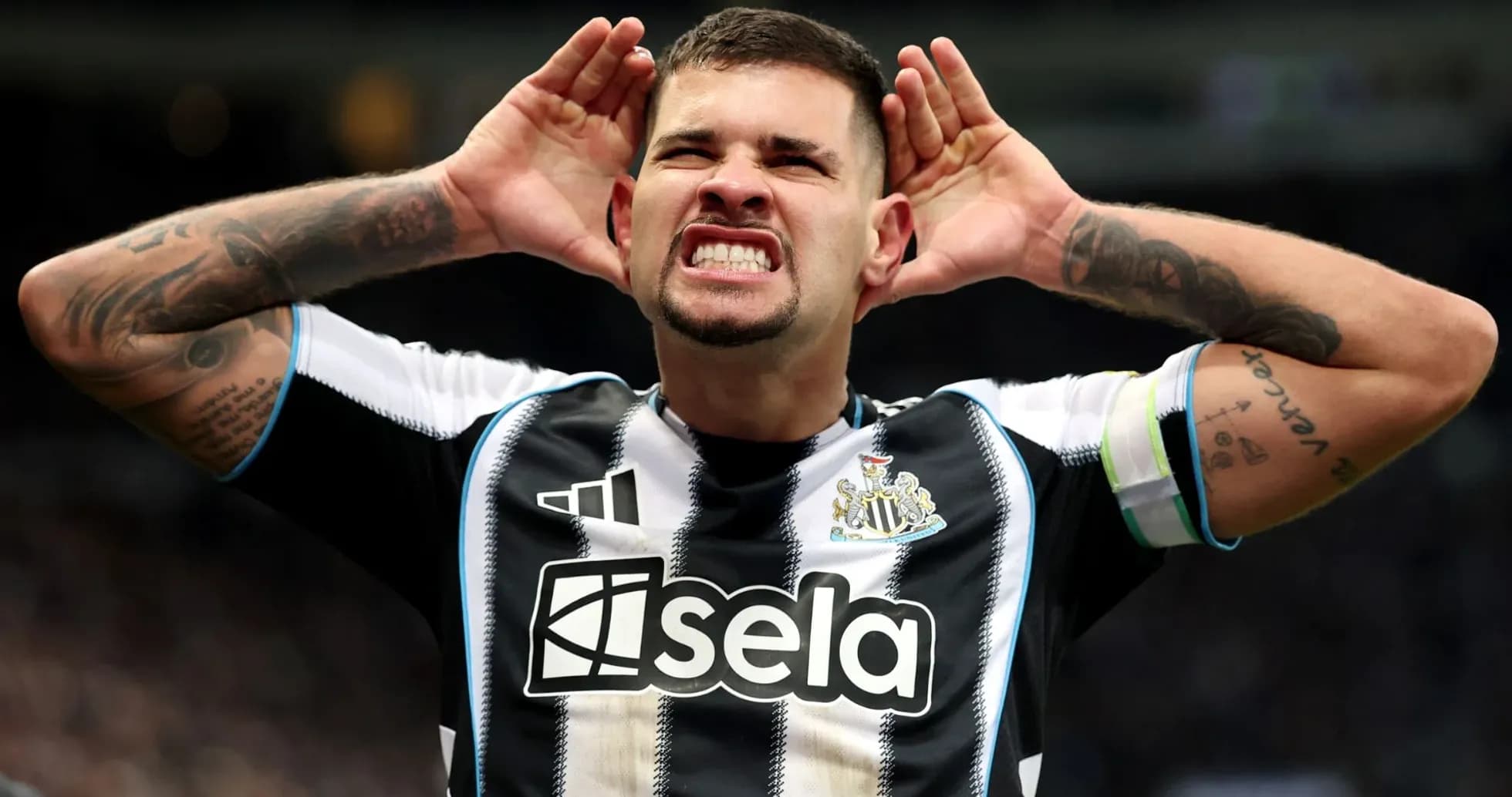 Jugador de Newcastle celebrando con gestos en el campo Jugador de Newcastle celebrando con gestos en el campo