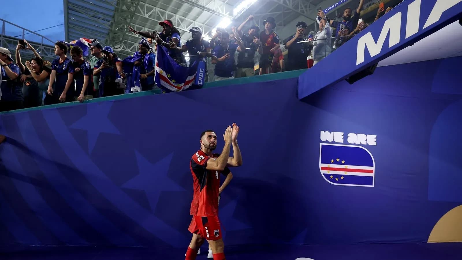 Jugador aplaudiendo a los aficionados tras el partido Jugador aplaudiendo a los aficionados tras el partido