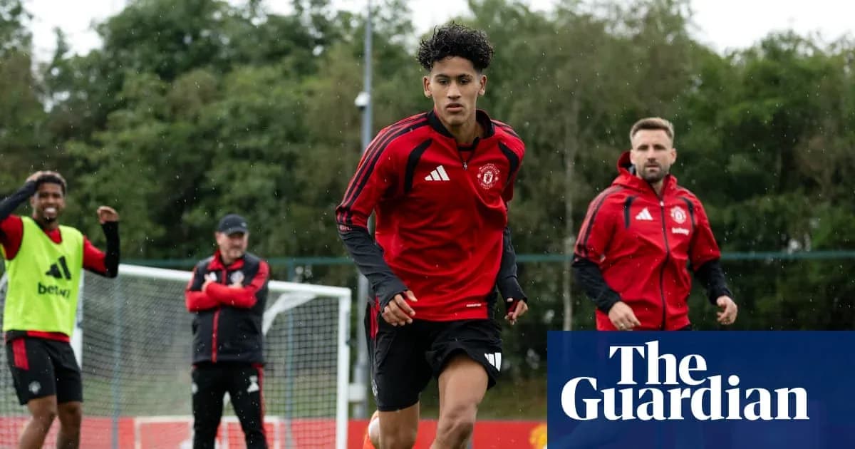 Jugadores entrenando en el campo de Manchester United Jugadores entrenando en el campo de Manchester United