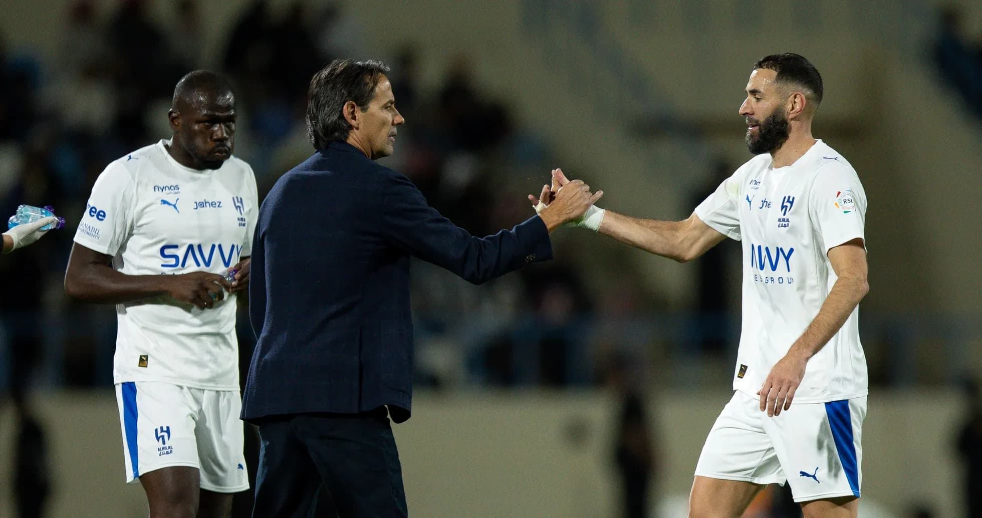 Entrenador saludando a jugador durante el partido Entrenador saludando a jugador durante el partido