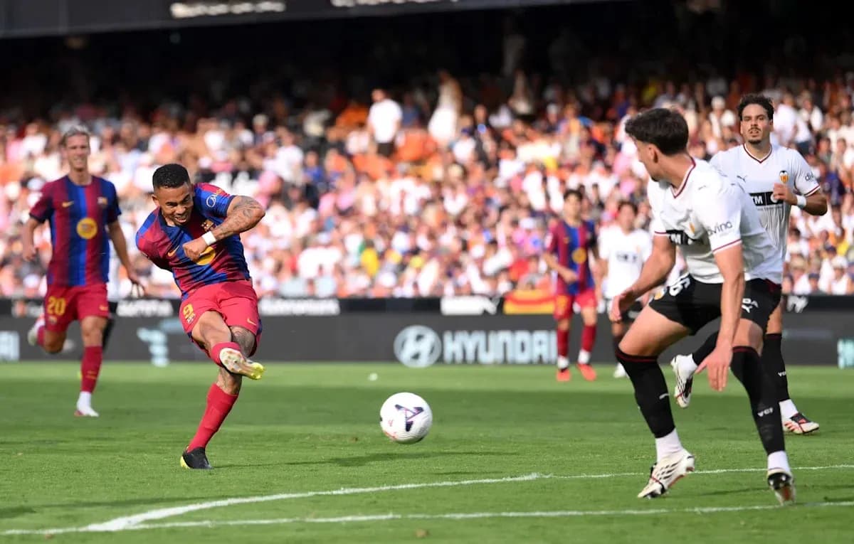 Jugador de Barcelona disparando a portería durante el partido Jugador de Barcelona disparando a portería durante el partido
