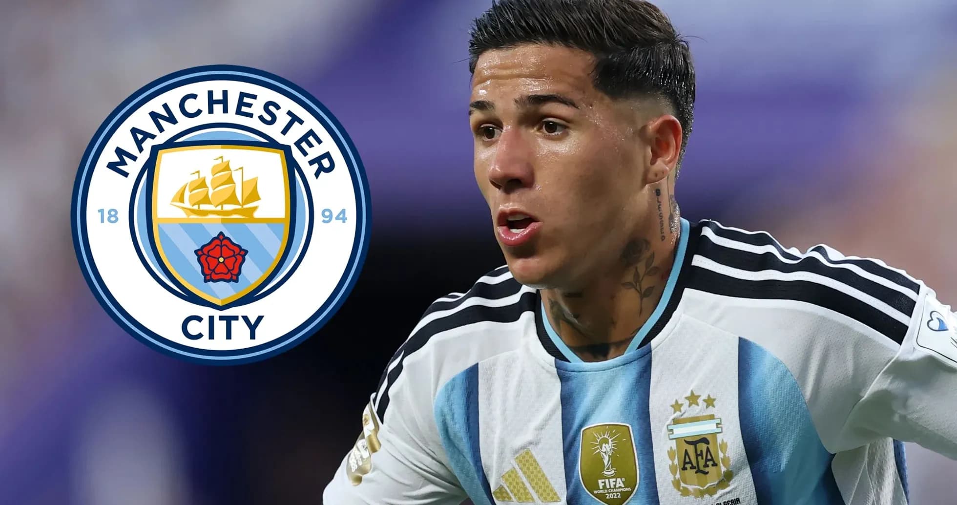 Jugador de Argentina en acción con logo de Manchester City Jugador de Argentina en acción con logo de Manchester City
