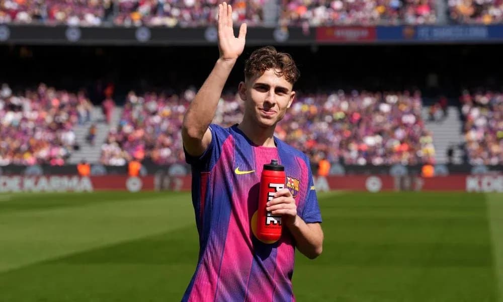 Jugador saludando con botella en el campo Jugador saludando con botella en el campo