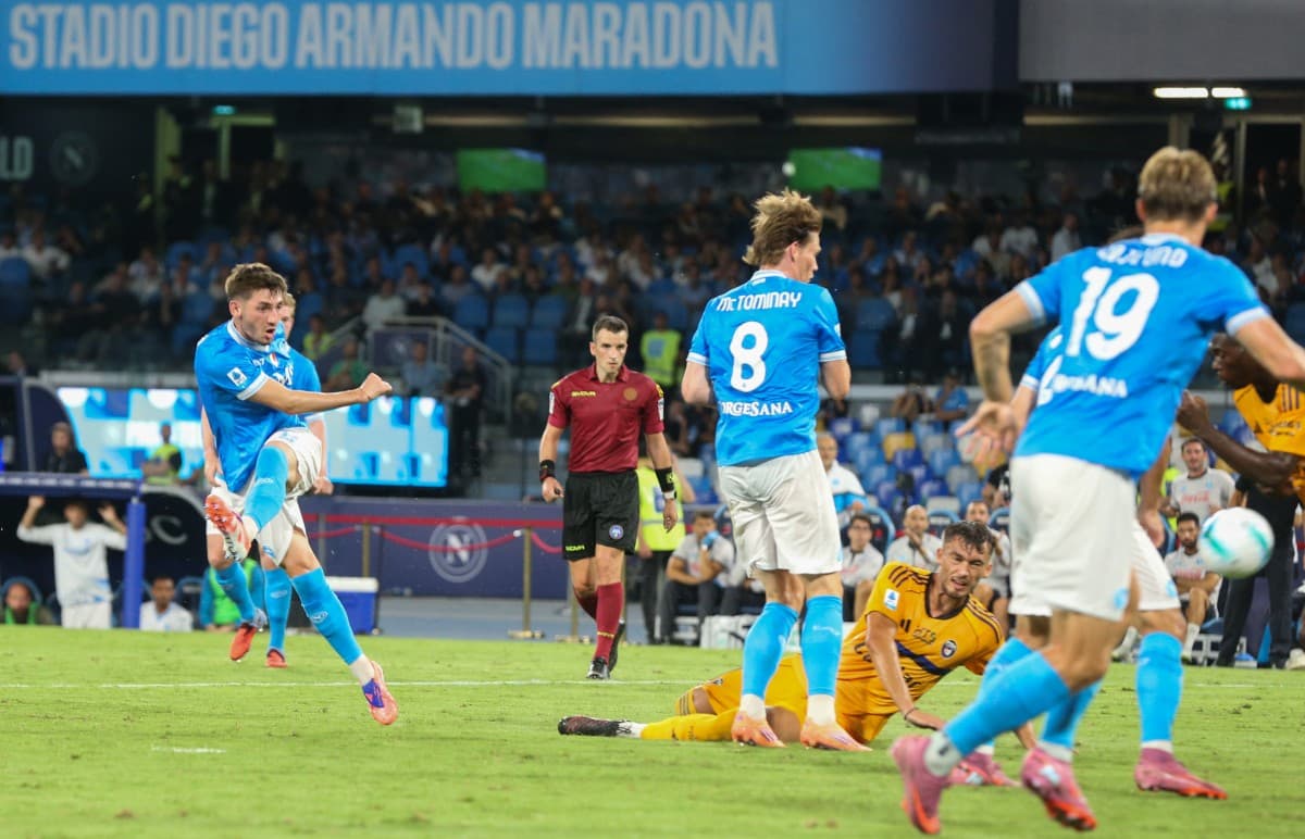 Jugador de Napoli disparando a portería Jugador de Napoli disparando a portería