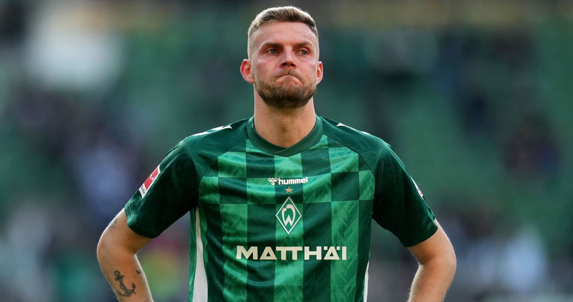 Jugador de Werder Bremen en uniforme verde durante el partido Jugador de Werder Bremen en uniforme verde durante el partido