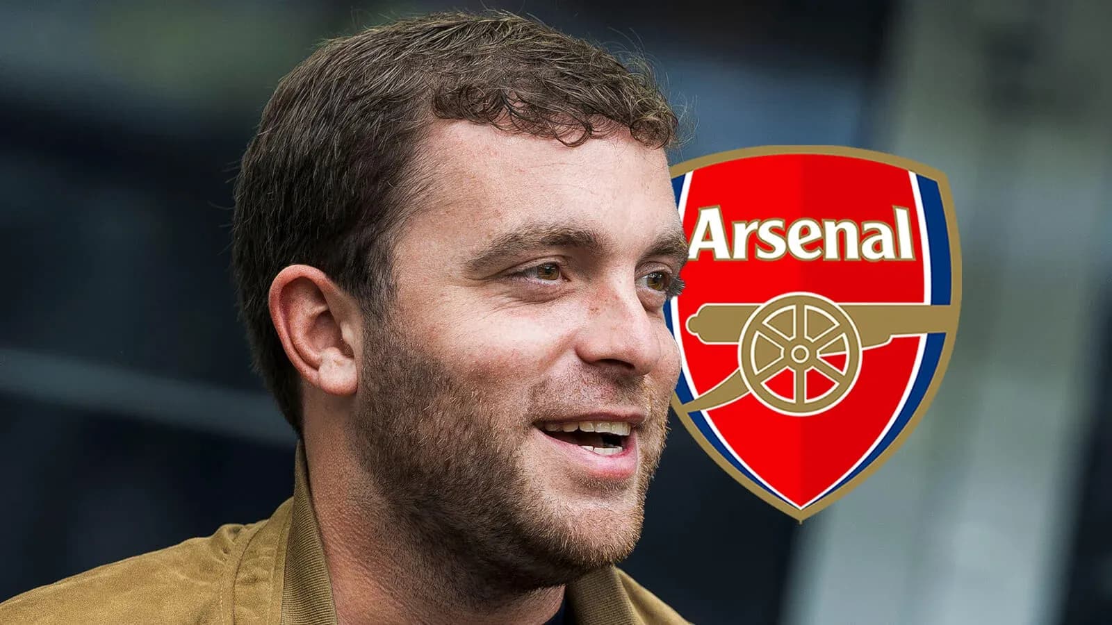 Persona sonriendo con el escudo de Arsenal de fondo Persona sonriendo con el escudo de Arsenal de fondo