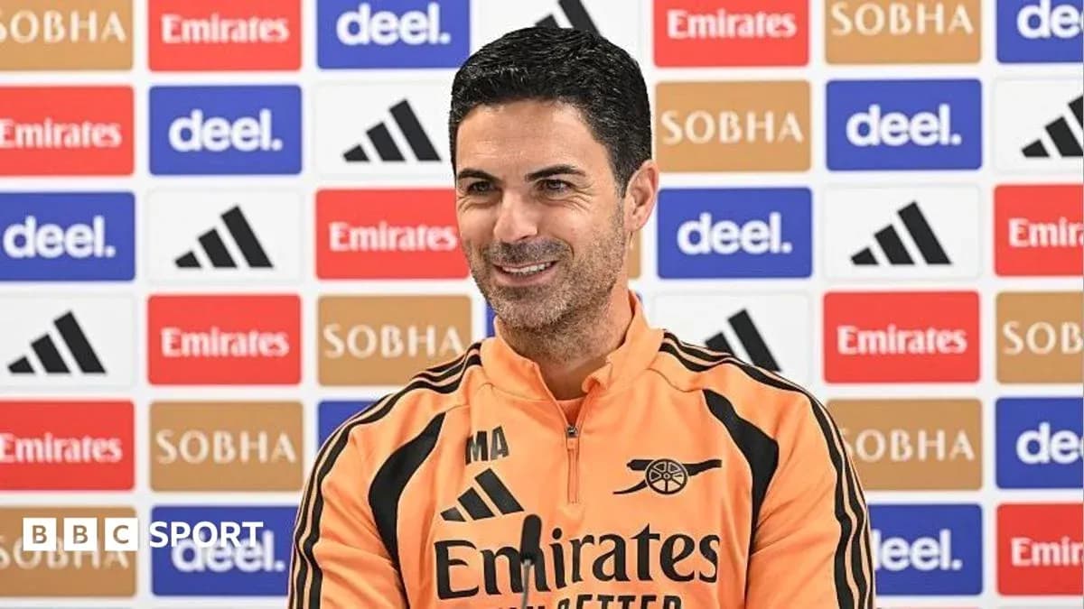 Entrenador en rueda de prensa con fondo patrocinado Entrenador en rueda de prensa con fondo patrocinado