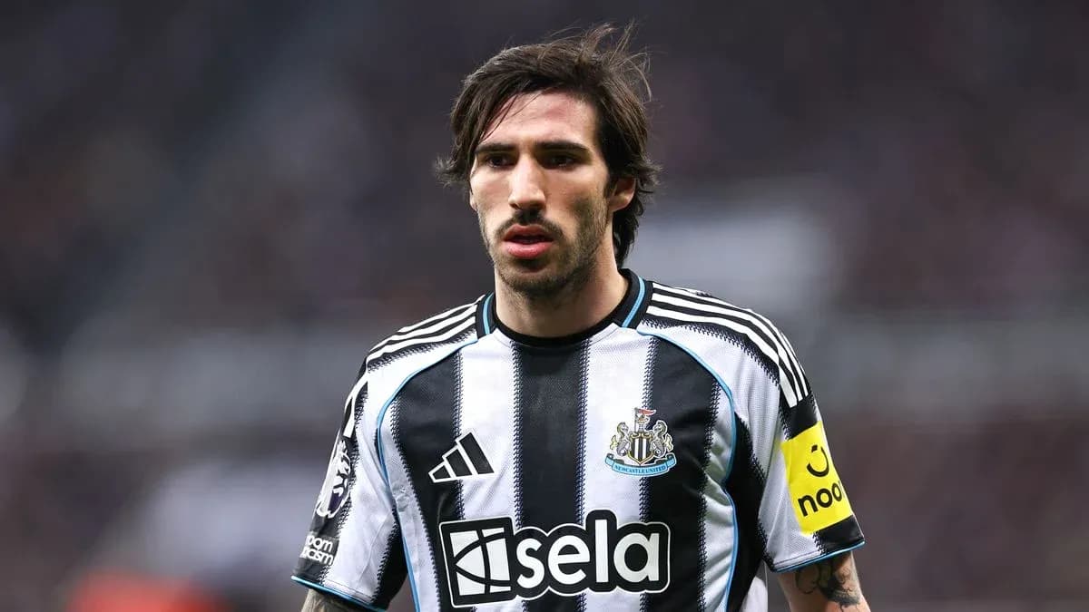 Jugador de Newcastle con camiseta y banda de capitán Jugador de Newcastle con camiseta y banda de capitán