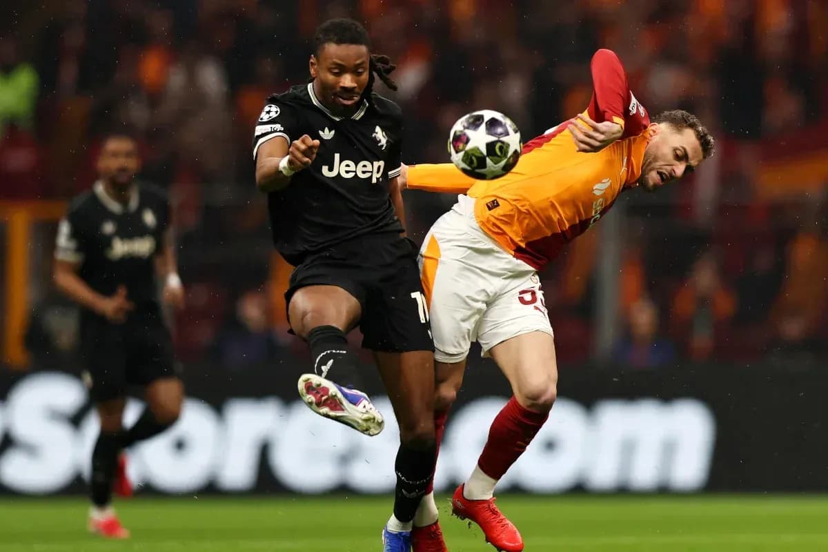 Jugador de Galatasaray luchando por el balón con rival Jugador de Galatasaray luchando por el balón con rival