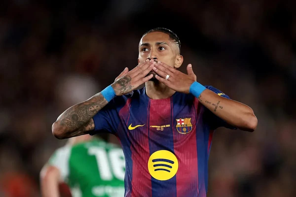 Jugador de Barcelona celebrando con gesto de beso Jugador de Barcelona celebrando con gesto de beso