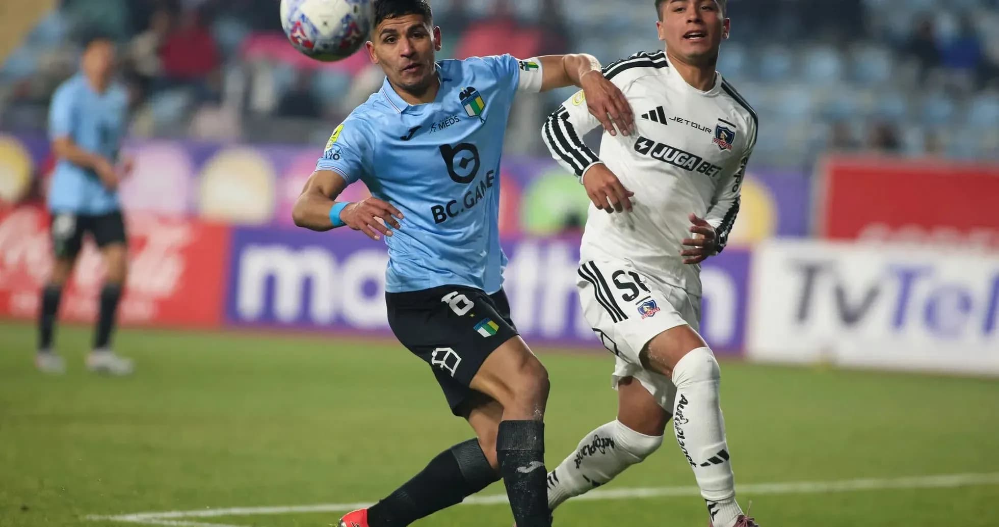 Jugadores de Colo Colo y O'Higgins en acción Jugadores de Colo Colo y O'Higgins en acción