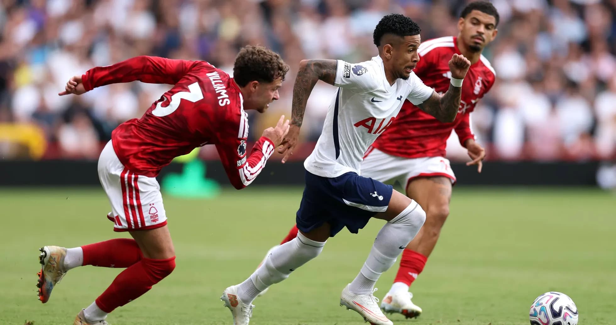 Un jugador de Tottenham supera a un defensor de Nottingham Un jugador de Tottenham supera a un defensor de Nottingham