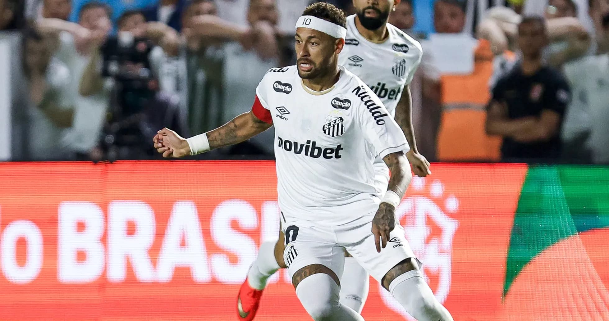 Neymar corriendo durante partido con Santos FC Neymar corriendo durante partido con Santos FC