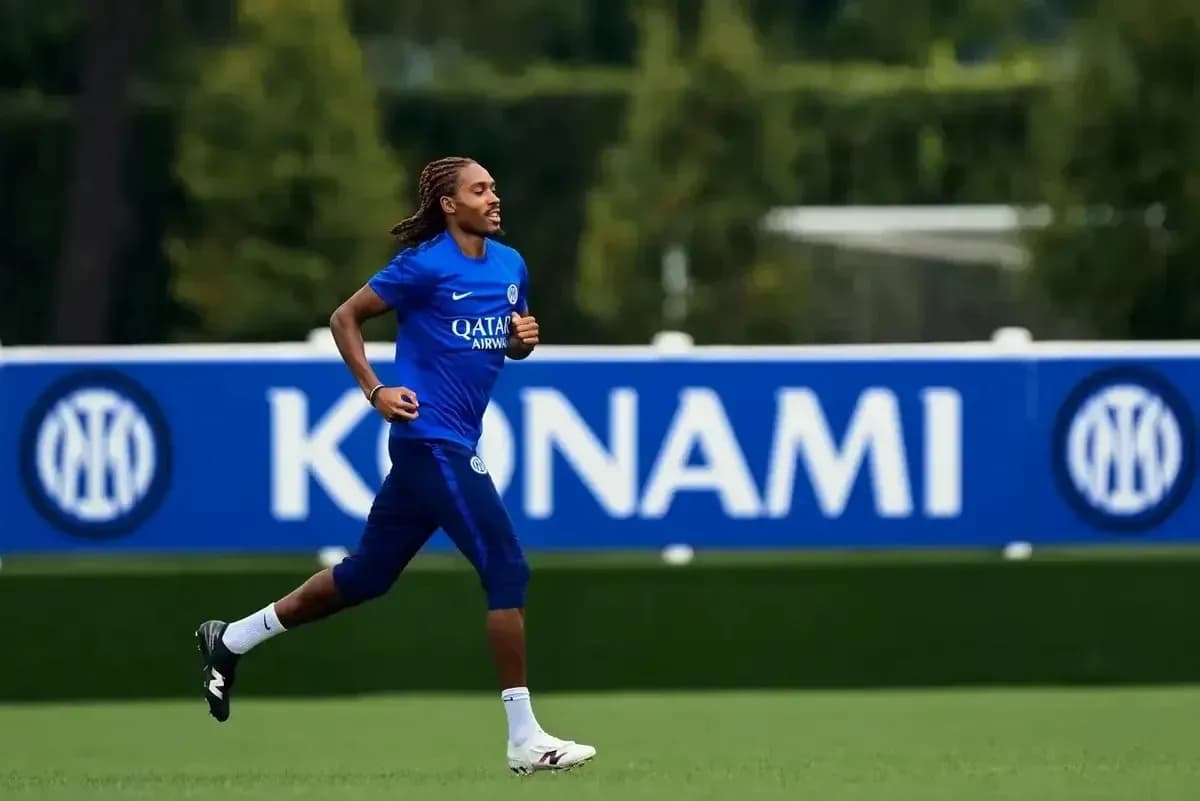 Jugador corriendo en el campo de entrenamiento Jugador corriendo en el campo de entrenamiento