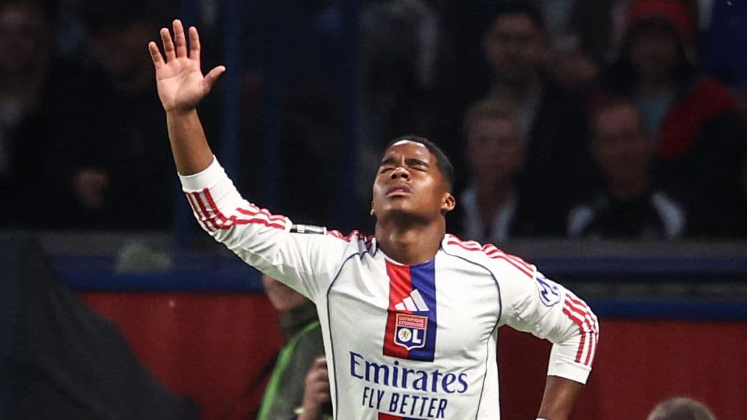 Jugador de Lyon levantando la mano durante partido Jugador de Lyon levantando la mano durante partido