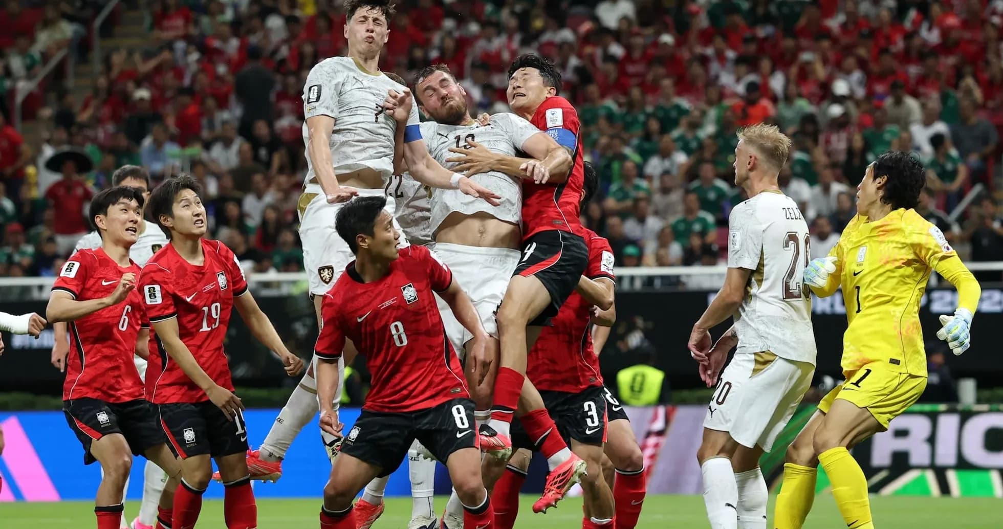 Jugadores de Corea del Sur en acción durante el partido Jugadores de Corea del Sur en acción durante el partido