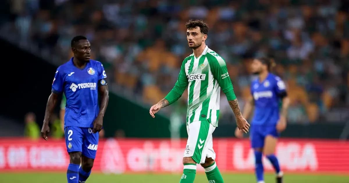 Jugadores de Betis y Getafe en el campo de juego Jugadores de Betis y Getafe en el campo de juego