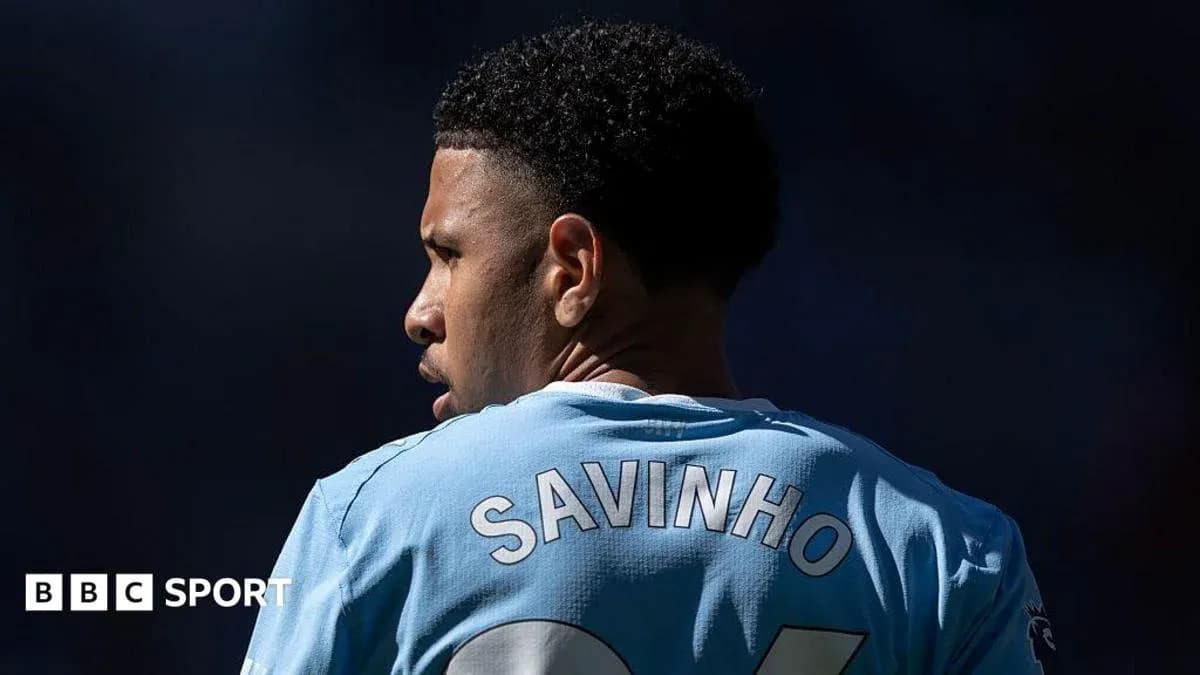Jugador con camiseta azul y nombre 'SAVINHO' Jugador con camiseta azul y nombre 'SAVINHO'