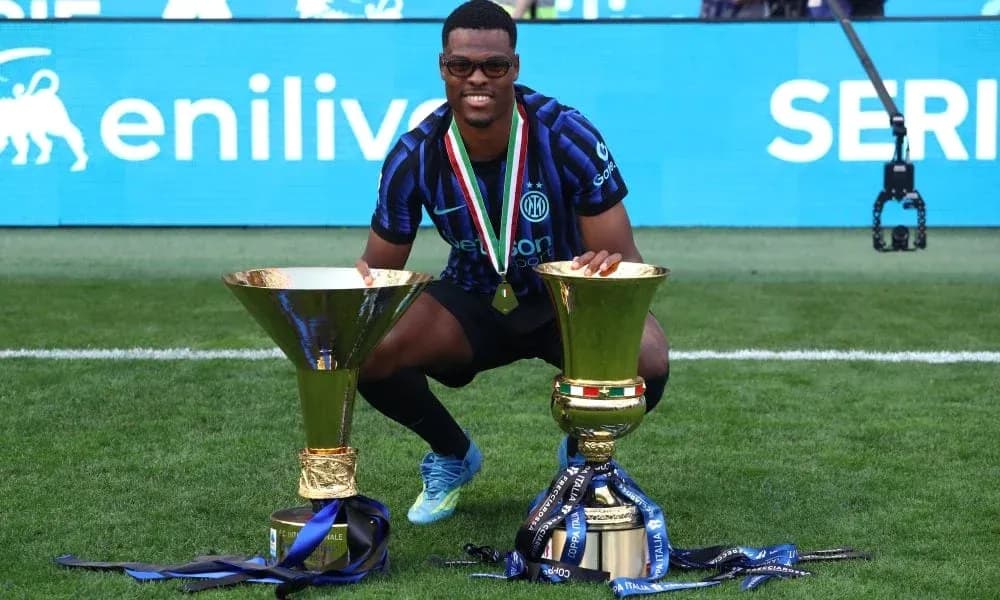 Jugador de Inter de Milán con trofeos en campo Jugador de Inter de Milán con trofeos en campo