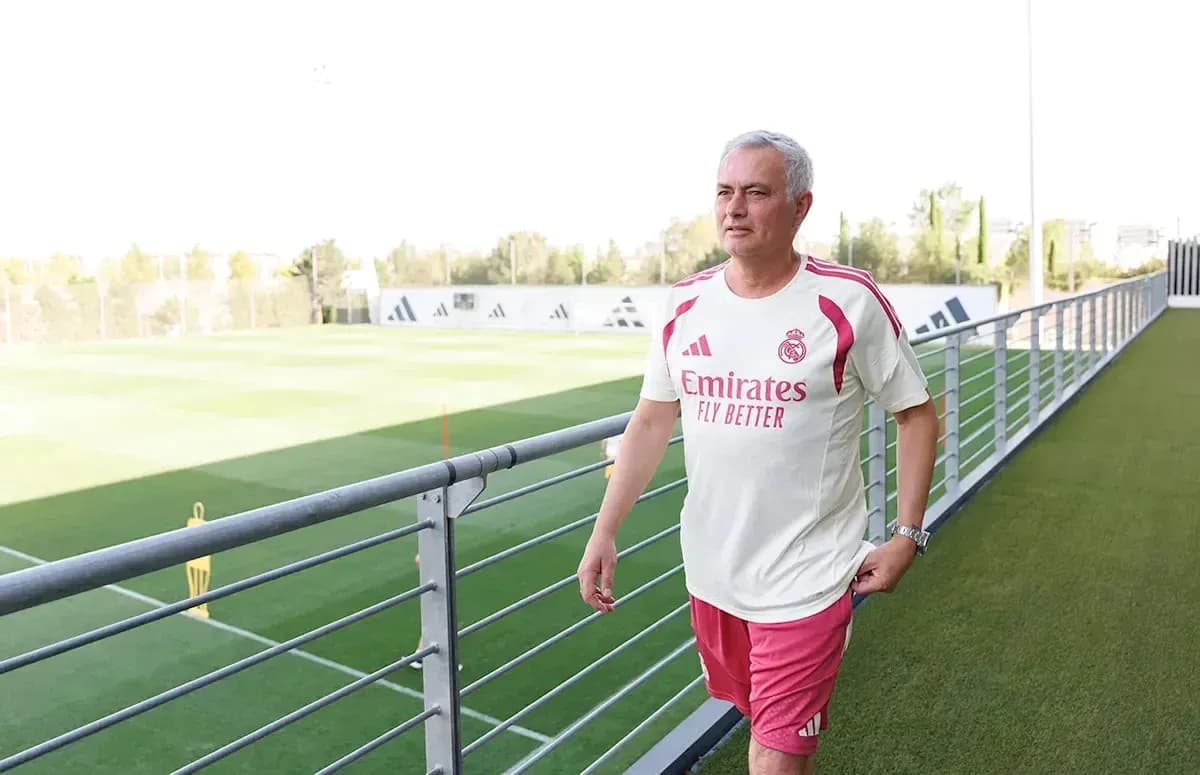Entrenador caminando en campo de entrenamiento Entrenador caminando en campo de entrenamiento