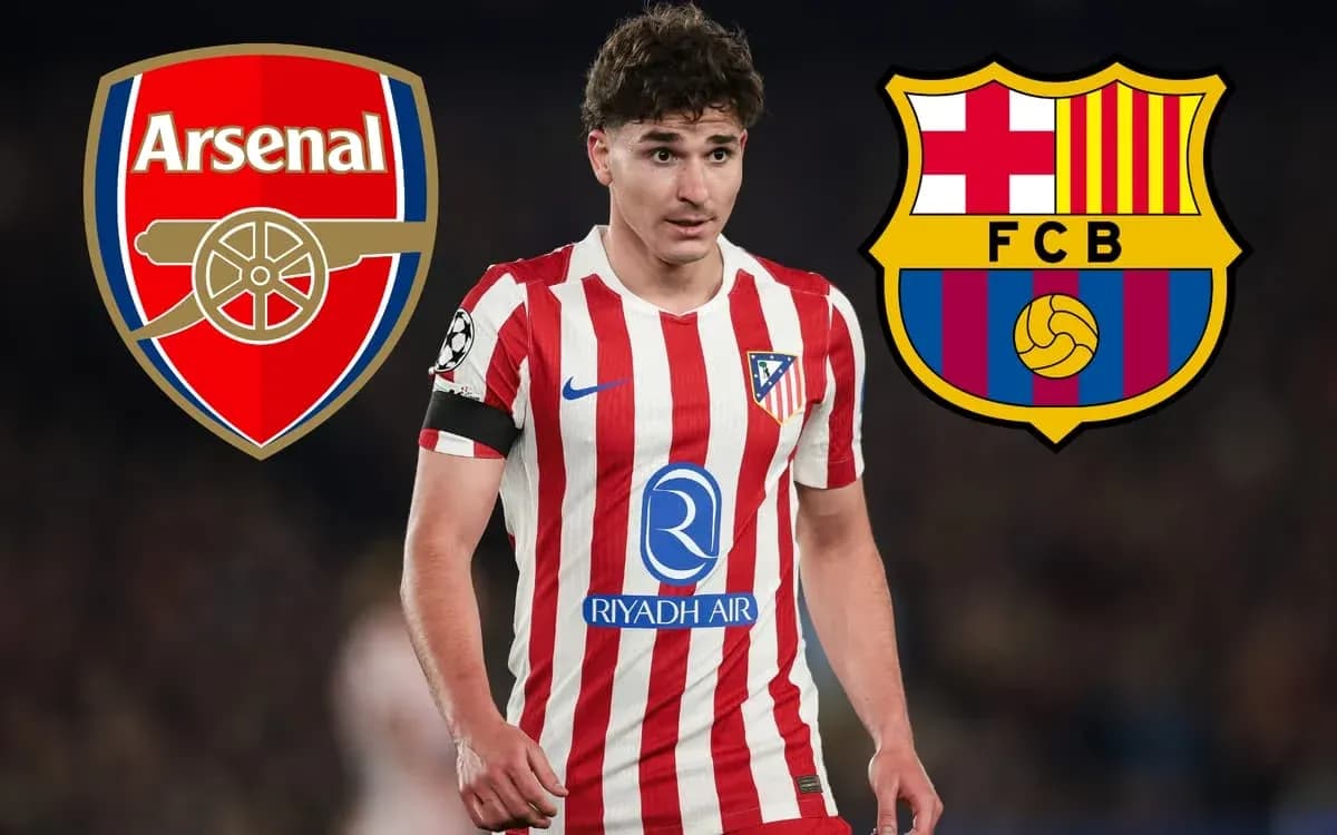 Jugador de Atlético de Madrid entre logos de Arsenal y Barcelona Jugador de Atlético de Madrid entre logos de Arsenal y Barcelona