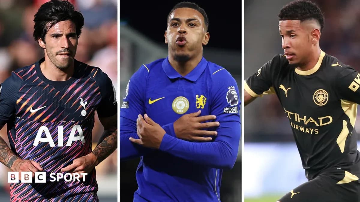 Tres jugadores de fútbol en acción con sus equipos Tres jugadores de fútbol en acción con sus equipos