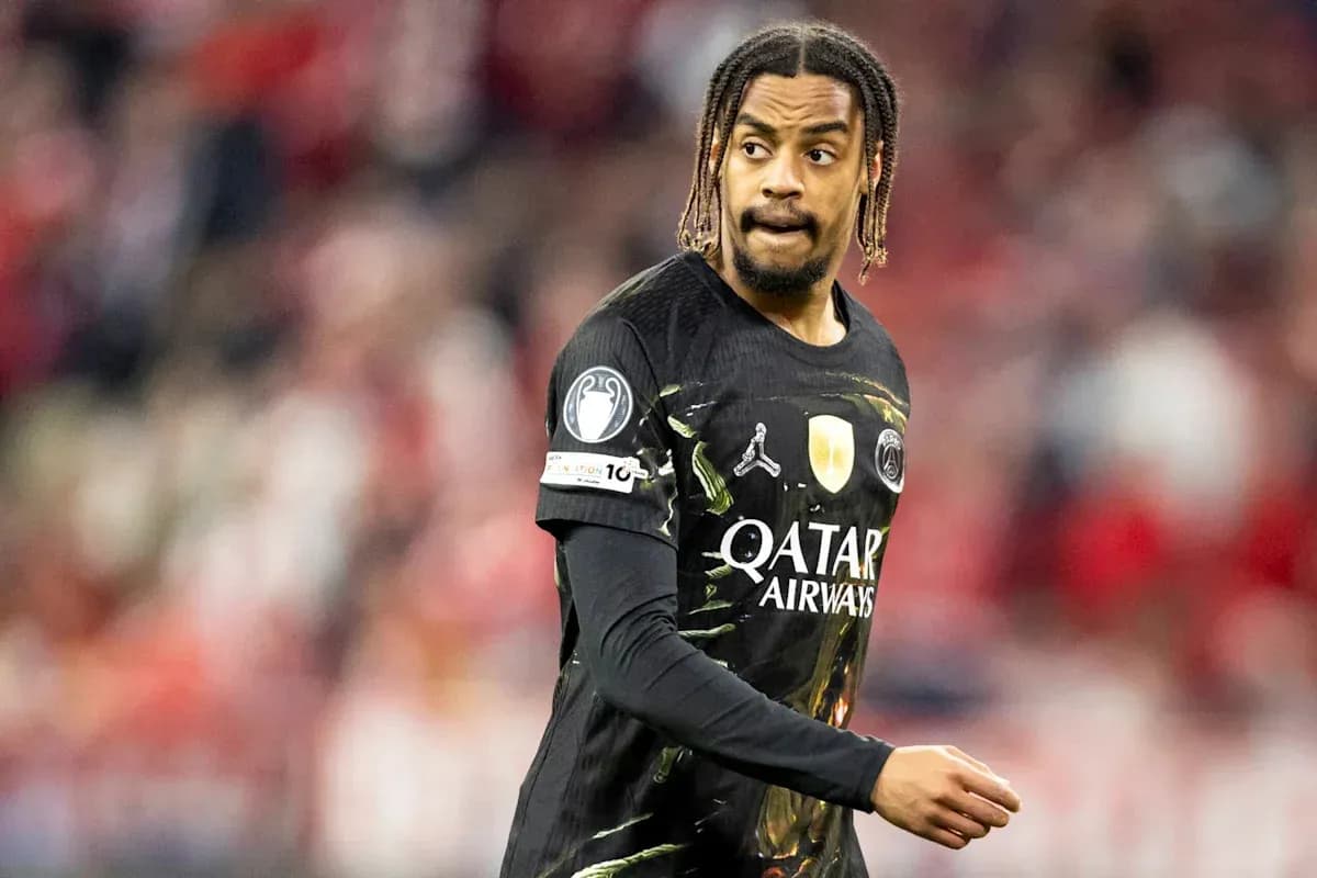 Jugador de fútbol con camiseta de PSG en acción Jugador de fútbol con camiseta de PSG en acción