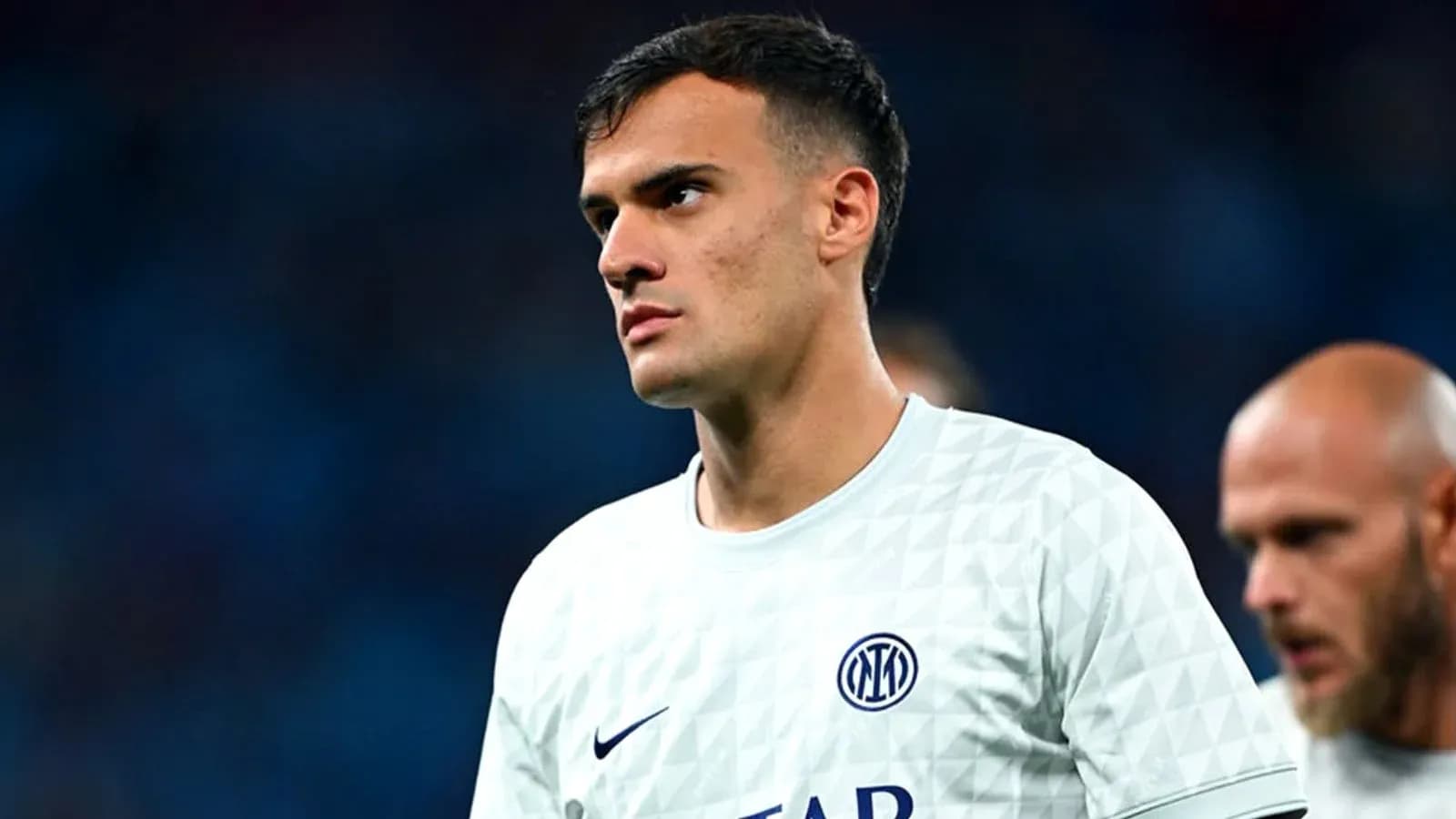 Jugador de Inter de pie en el campo antes del partido Jugador de Inter de pie en el campo antes del partido
