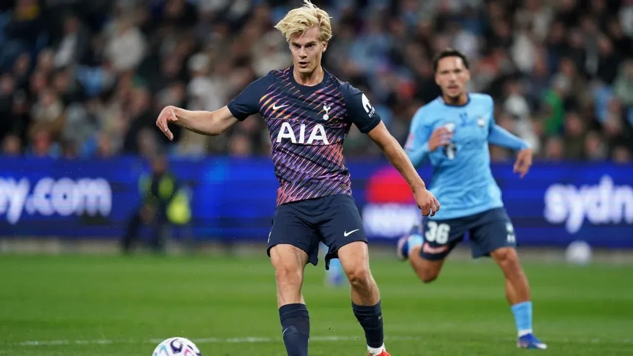 Jugador de Tottenham en acción durante el partido Jugador de Tottenham en acción durante el partido
