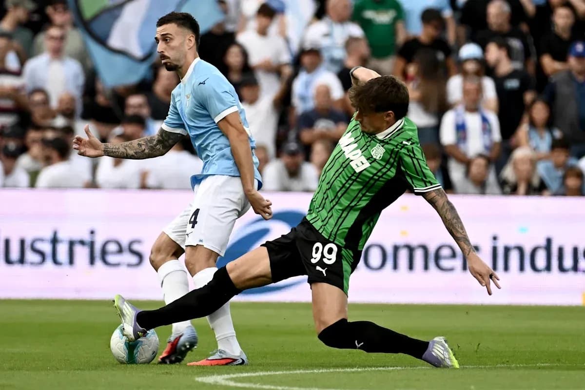 Jugadores de Lazio y Sassuolo disputando el balón Jugadores de Lazio y Sassuolo disputando el balón