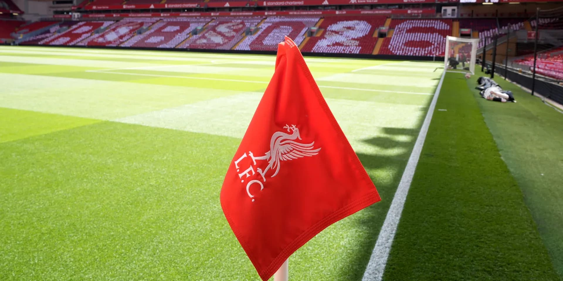Esquina de campo con bandera de Liverpool F.C. Esquina de campo con bandera de Liverpool F.C.