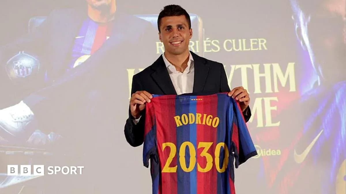 Jugador presenta camiseta de FC Barcelona en evento Jugador presenta camiseta de FC Barcelona en evento