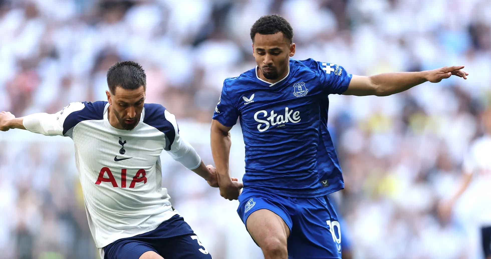 Jugadores de Tottenham y Everton luchando por el balón Jugadores de Tottenham y Everton luchando por el balón