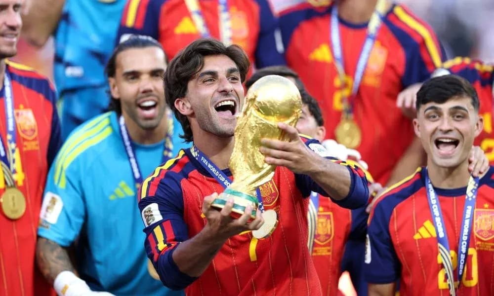 Jugador levantando el trofeo de la Copa del Mundo Jugador levantando el trofeo de la Copa del Mundo