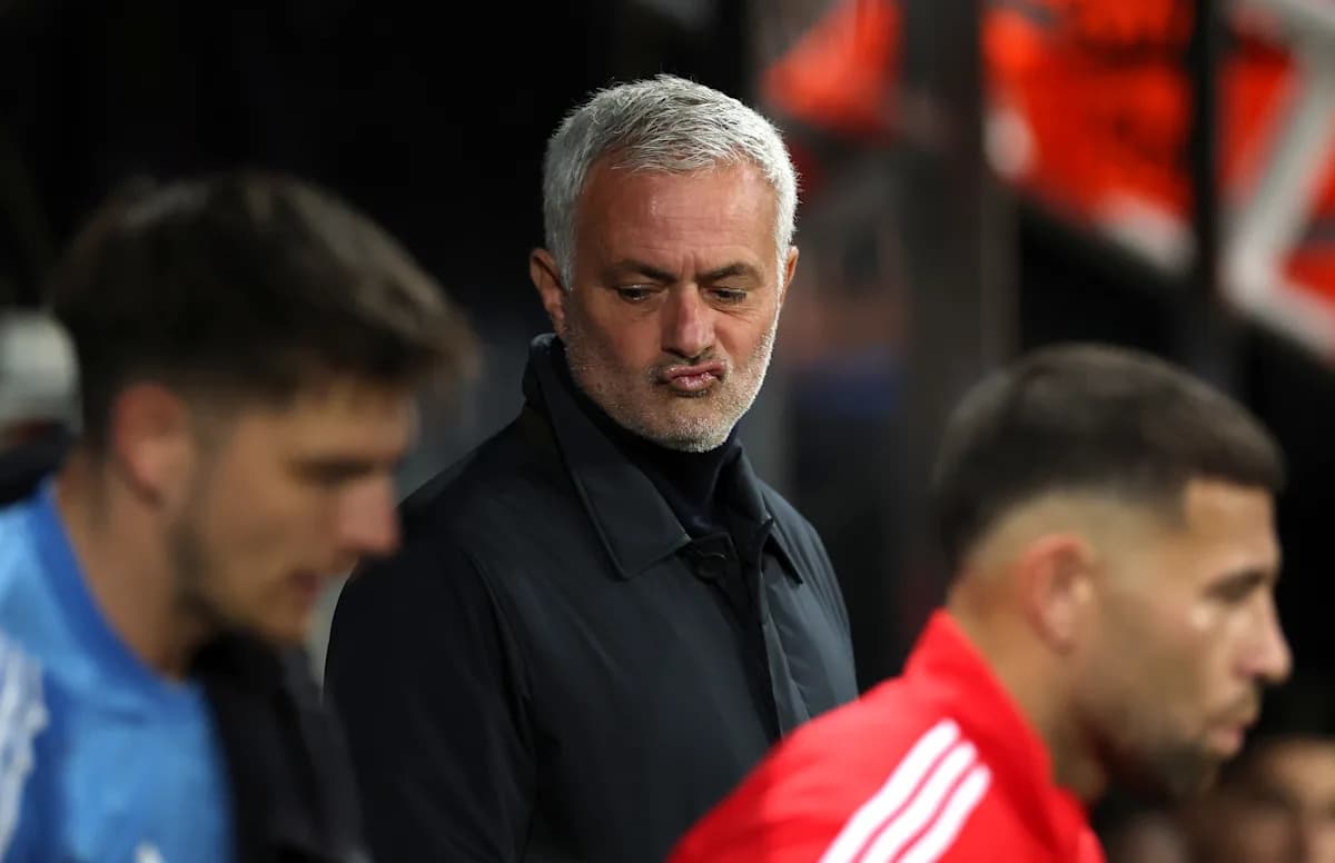 José Mourinho observando a jugadores en el banquillo José Mourinho observando a jugadores en el banquillo