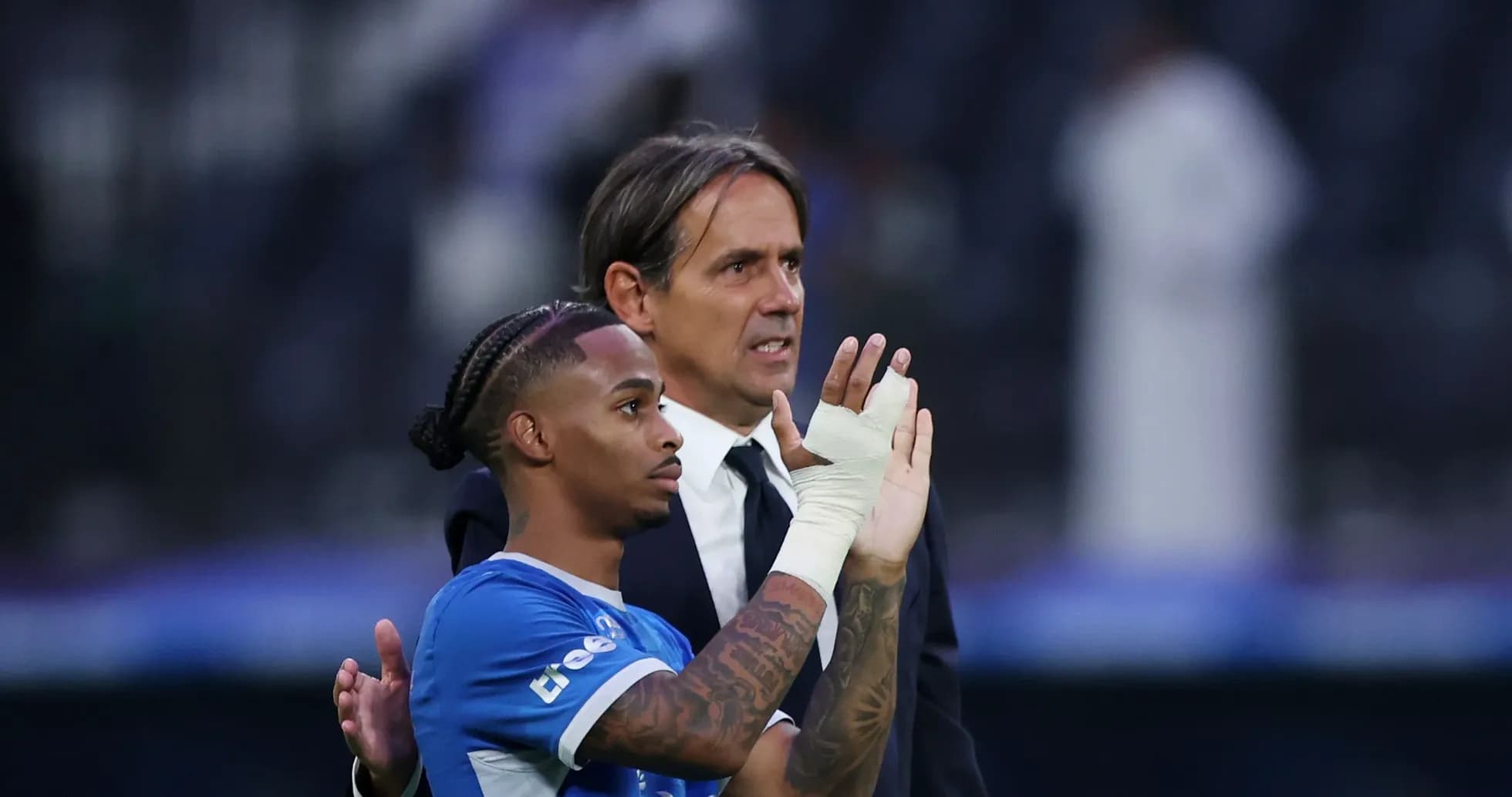 Jugador y entrenador saludando al público tras el partido Jugador y entrenador saludando al público tras el partido