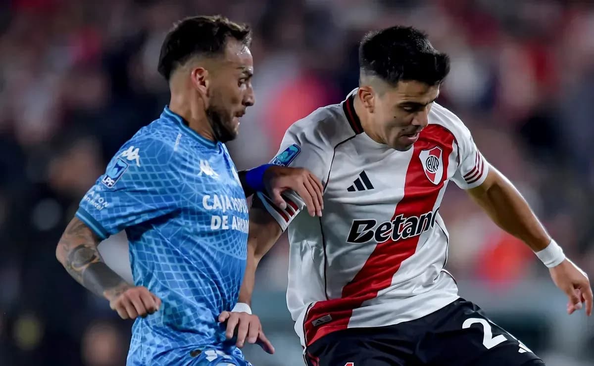 Jugadores compitiendo por el balón en el partido Jugadores compitiendo por el balón en el partido