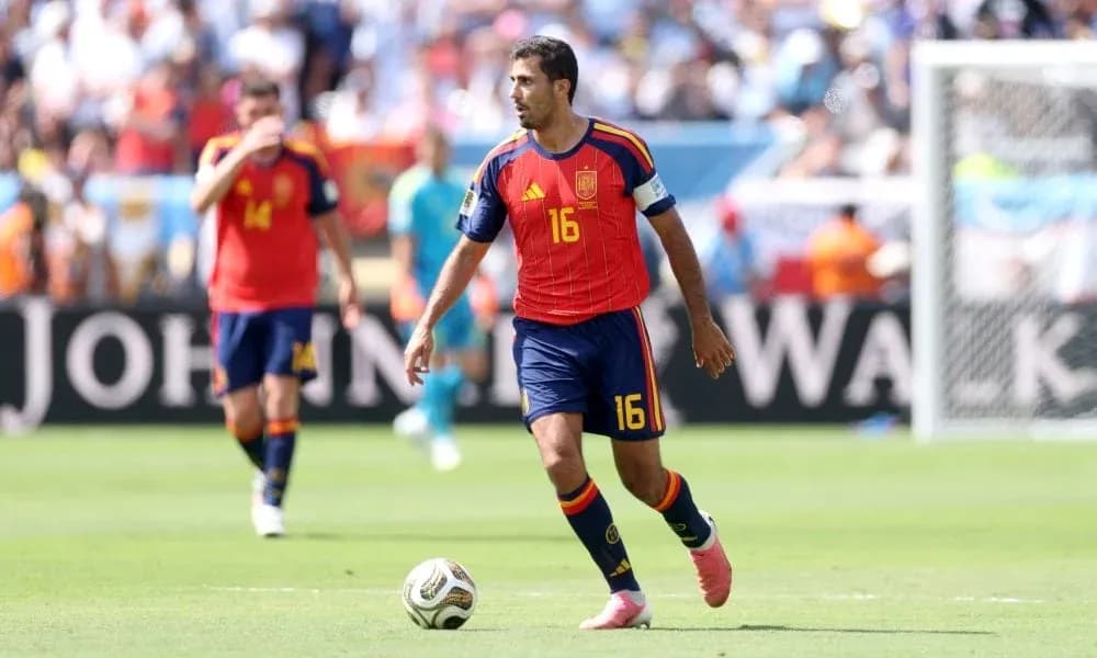 Jugador de España corriendo con el balón en el campo Jugador de España corriendo con el balón en el campo