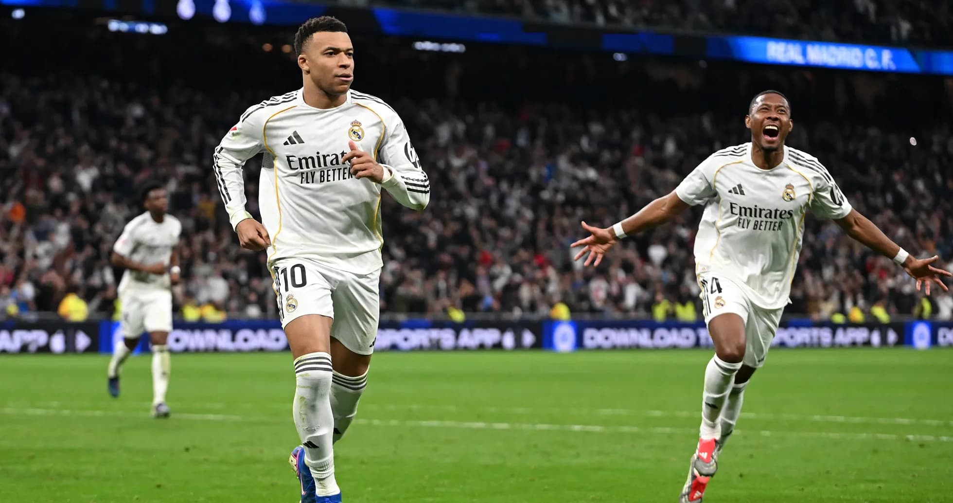 Mbappé celebrando un gol con su compañero Mbappé celebrando un gol con su compañero