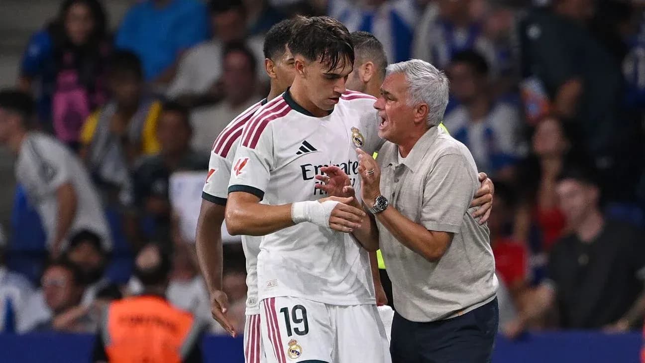 Entrenador hablando con jugador de Real Madrid en partido Entrenador hablando con jugador de Real Madrid en partido