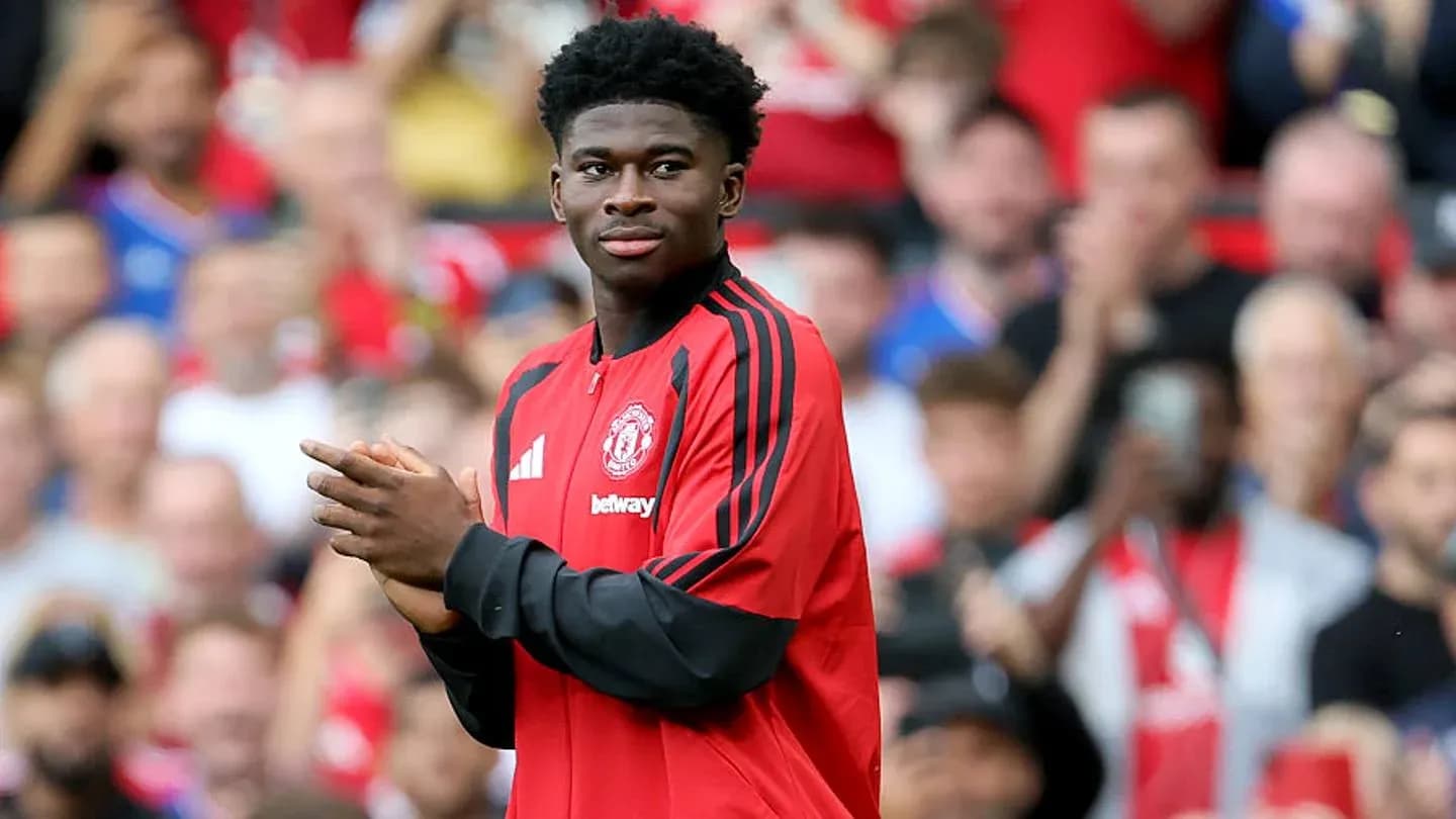 Jugador de Manchester United aplaudiendo en el campo Jugador de Manchester United aplaudiendo en el campo
