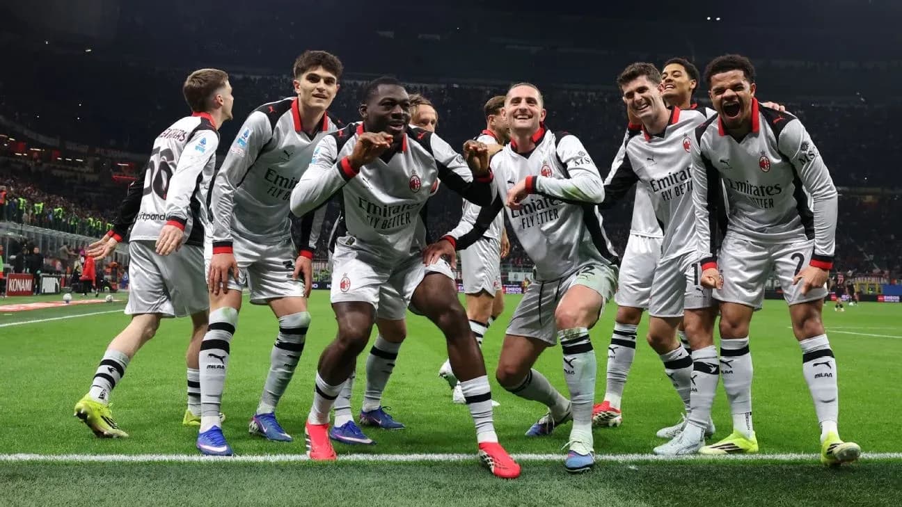 Celebración de jugadores de AC Milan en el campo Celebración de jugadores de AC Milan en el campo