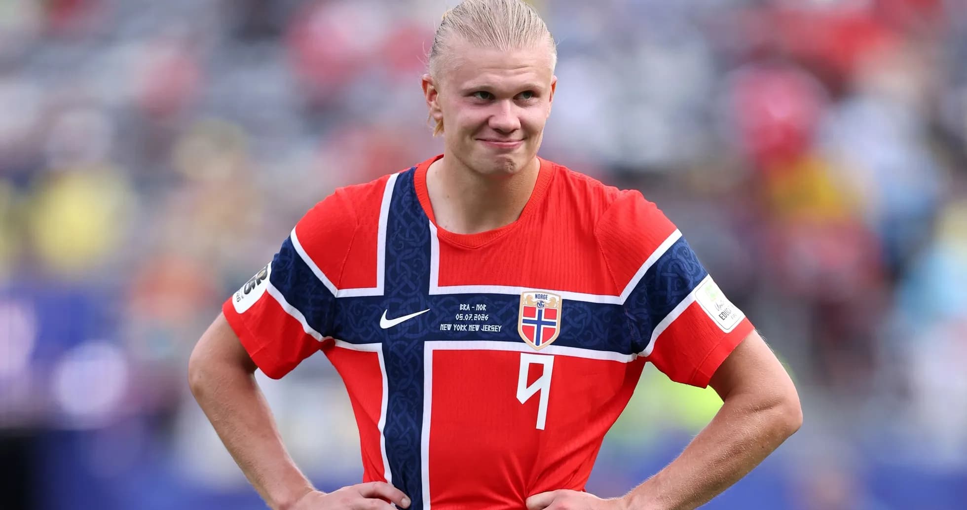 Jugador de Noruega en camiseta roja durante partido Jugador de Noruega en camiseta roja durante partido
