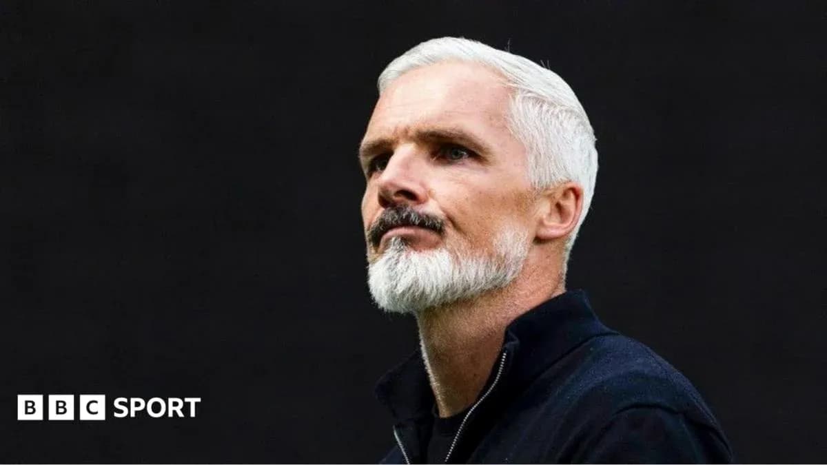 Entrenador mirando hacia un lado en fondo oscuro Entrenador mirando hacia un lado en fondo oscuro